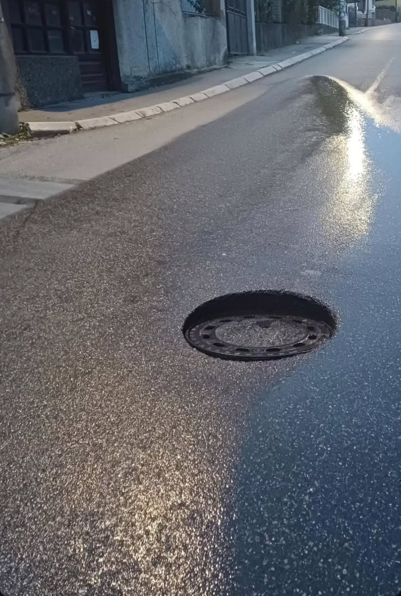 Alex74Djukic's tweet image. Ulica Kneza Miloša u Valjevu. Ulica je pod nagibom, ali se zato poklopac od šahta zadržao u horizontali. 😂
Fotografija preuzeta sa Instagrama.