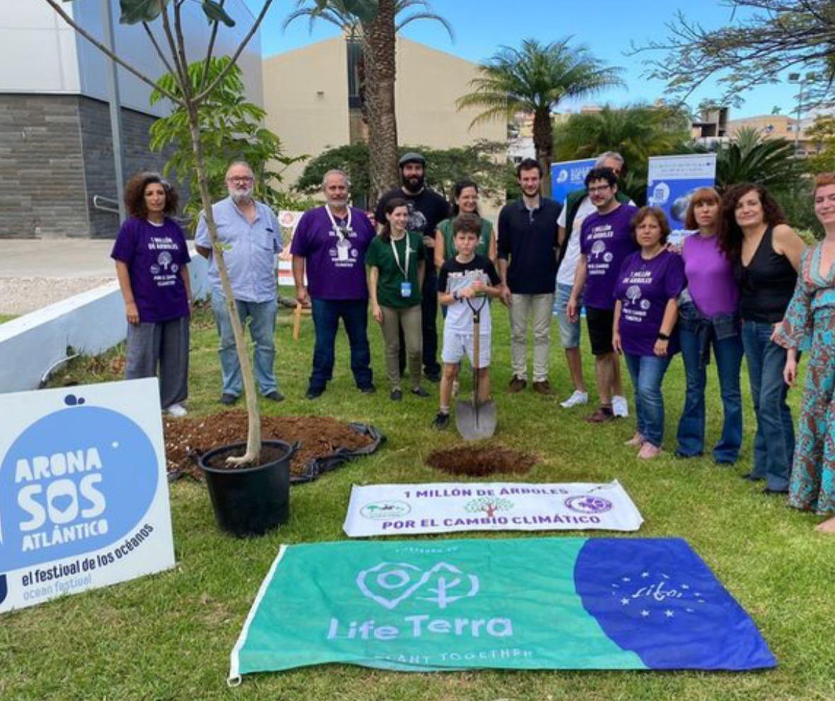 1Millón de Árboles X El Cambio Climático-Alcalá (@alcalaverde1) on Twitter photo En #Arona, nuestra embajadora Soledad Jiménez visita el árbol que la Asociación Un Millón de Árboles plantó junto a Martín Rivero y Arona SOS Atlántico. Agradecer el recibimiento de la alcaldesa de Arona <a href="/fatimalemesR/">Fátima Lemes</a> para acercar medioambientalmente ambas ciudades <a href="/JudithPiquet/">Judith Piquet</a> En #Arona, nuestra embajadora Soledad Jiménez visita el árbol que la Asociación Un Millón de Árboles plantó junto a Martín Rivero y Arona SOS Atlántico. Agradecer el recibimiento de la alcaldesa de Arona <a href="/fatimalemesR/">Fátima Lemes</a> para acercar medioambientalmente ambas ciudades <a href="/JudithPiquet/">Judith Piquet</a>