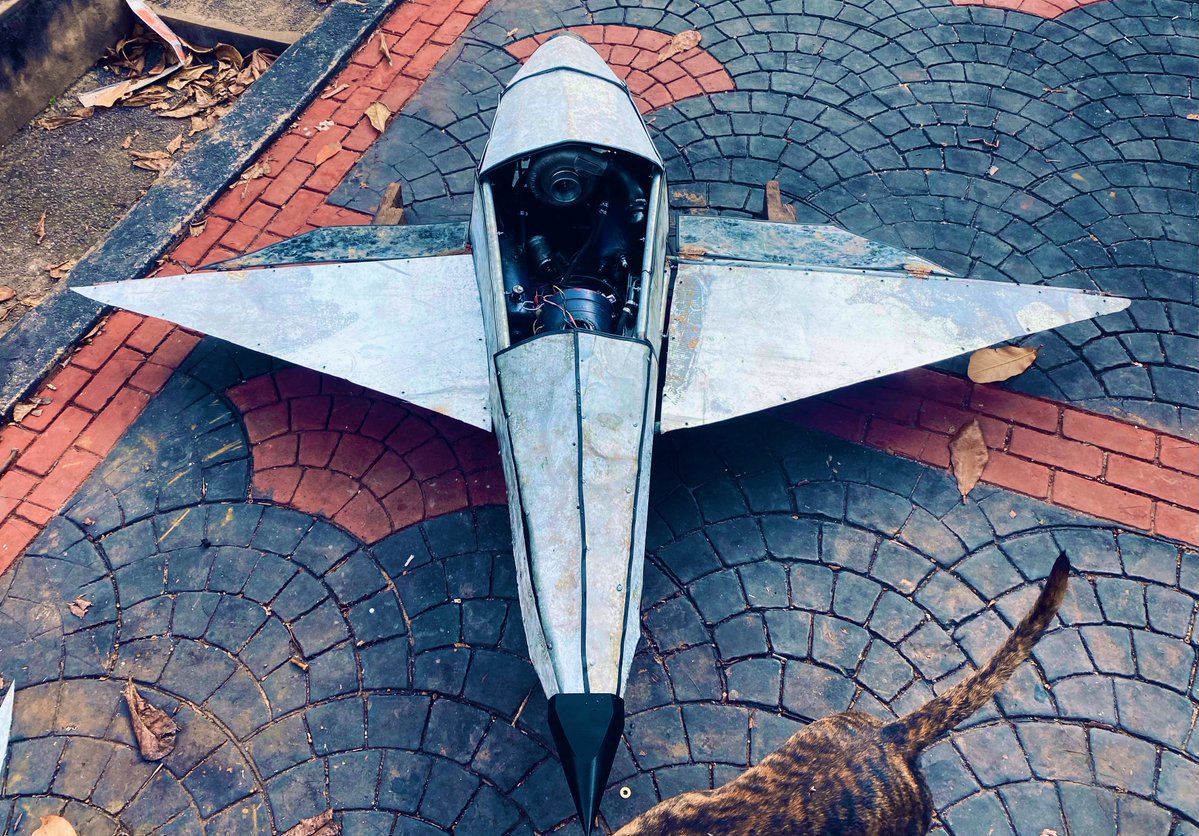 zikohercules's tweet image. This is the original concept design &amp;amp; build of our Unmanned Aerial Vehicle PROTOTYPE✅
It is made of 60% aluminum cladding 
30% light gauge iron pipes &amp;amp; pan for the frame
And 10% stainless steel pan at the wings &amp;amp; rudder
Fully loaded, it weighs about 65kg⚠️

We will detach the…