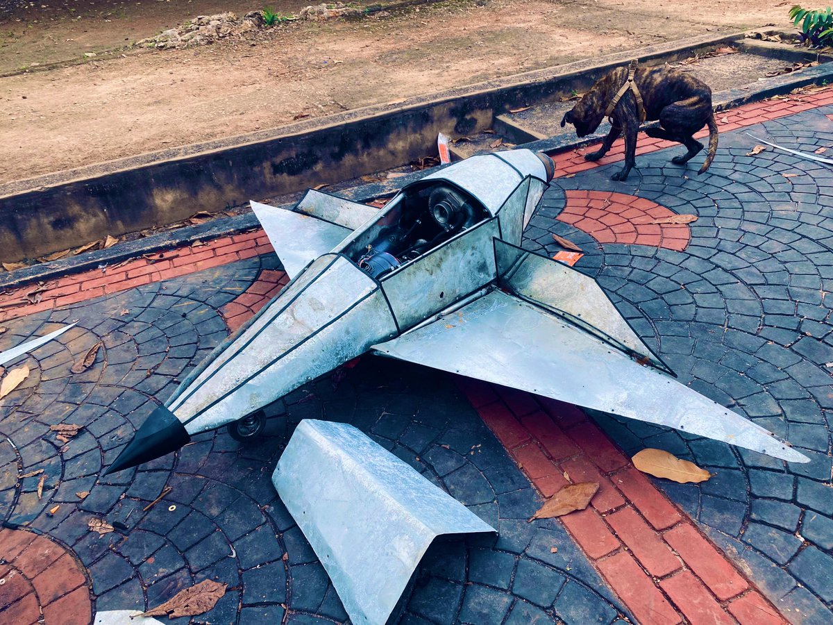 zikohercules's tweet image. This is the original concept design &amp;amp; build of our Unmanned Aerial Vehicle PROTOTYPE✅
It is made of 60% aluminum cladding 
30% light gauge iron pipes &amp;amp; pan for the frame
And 10% stainless steel pan at the wings &amp;amp; rudder
Fully loaded, it weighs about 65kg⚠️

We will detach the…