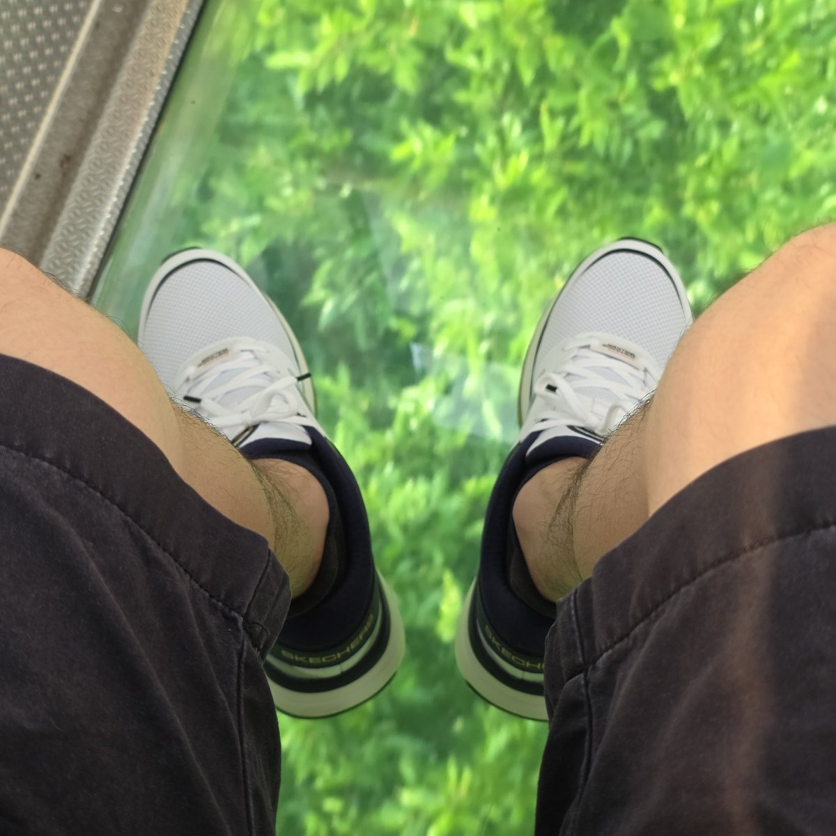 這雙是真的墊有點高啦
上公車還沒抓到距離感 直接撞門框……