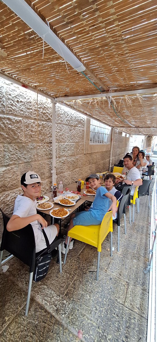 Guide_en_Israel's tweet image. Encore des touristes satisfaits avec Tiyoul Tov ! Avec une visite aujourd'hui dans les secrets de #Jerusalem notre belle Capitale d'#Israel pour cette adorable famille de Boulogne , qui a passée une journée inoubliable remplie d'émotion, d'humour, d'archéologie et de gastronomie…