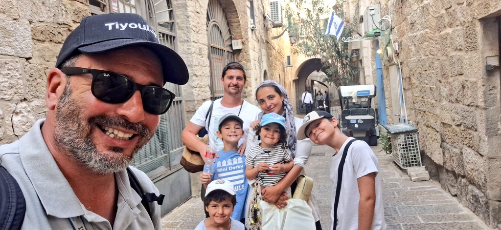 Guide_en_Israel's tweet image. Encore des touristes satisfaits avec Tiyoul Tov ! Avec une visite aujourd'hui dans les secrets de #Jerusalem notre belle Capitale d'#Israel pour cette adorable famille de Boulogne , qui a passée une journée inoubliable remplie d'émotion, d'humour, d'archéologie et de gastronomie…