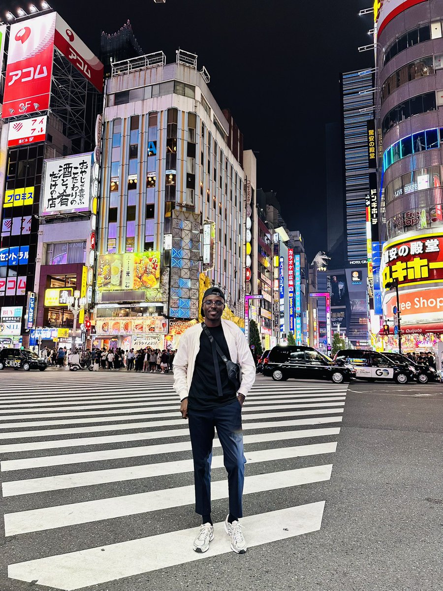 TravelStylist_'s tweet photo. 🇯🇵Tokyo no yoru — La nuit de Tokyo

Je ne comptais pas sortir ce soir.
Demain, je quitte Tokyo, et la raison me soufflait de me reposer. Mais le Japon (et mon esprit d’éternel vagabond), murmure à l’oreille d’une autre voix : celle de la curiosité.

À 20h passées, j’ai quitté Shibuya à pied, direction Shinjuku.

Je savais que Shinjuku était “le quartier qui ne dort jamais”.
Mais je n’étais pas préparé à ce que j’allais ressentir.

Là-bas, tout est lumière et ordre à la fois.
Des carrefours qui respirent, des façades qui scintillent sans jamais étouffer, des foules denses mais disciplinées, une effervescence parfaitement chorégraphiée.
C’est une beauté paradoxale : spectaculaire, mais jamais agressive.
Tokyo encore une fois brille sans hurler.

J’ai traversé Kabukichō, puis Omoide Yokocho, un couloir de lanternes rouges, de fumée de grillades, et d’odeurs de sauce soja.
Je m’y suis arrêté, incapable de résister.
Une bière blonde servie avec générosité, une assiette de poulet tendre et parfumé, une entrée dont j’ignore encore le nom mais dont le goût reste en mémoire.
C’était simple, juste, parfait.

Plus loin, Golden Gai.
Ses micro-bars éclairés par la seule lumière d’une ampoule, ses voix basses, ses silences feutrés.
Et au détour d’une ruelle, un Sénégalais qui m’aborde avec le sourire : “Tu veux aller dans un bar spécial ?”
Je décline, amusé.
Je suis déjà là où je devais être.

Ce soir, j’ai compris que Shinjuku n’est pas qu’un quartier : c’est une expérience sensorielle.
Une leçon d’énergie maîtrisée, de chaos contenu, d’élégance dans la foule.

J’aurais pu ne pas venir.
Par paresse, par fatigue, par excès de raison.
Et j’aurais manqué un morceau du Japon qui ne se montre qu’à ceux qui osent veiller un peu plus tard.