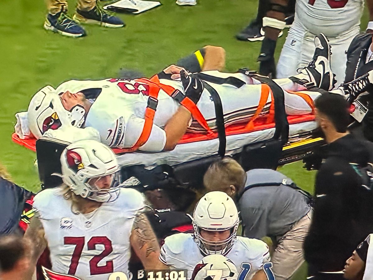 ProFootballDoc's tweet image. Facemask is removed to allow airway access.
Helmet left on to avoid neck hyperextension with the shoulder pads still on.
🙏 for @AZCardinals back up TE