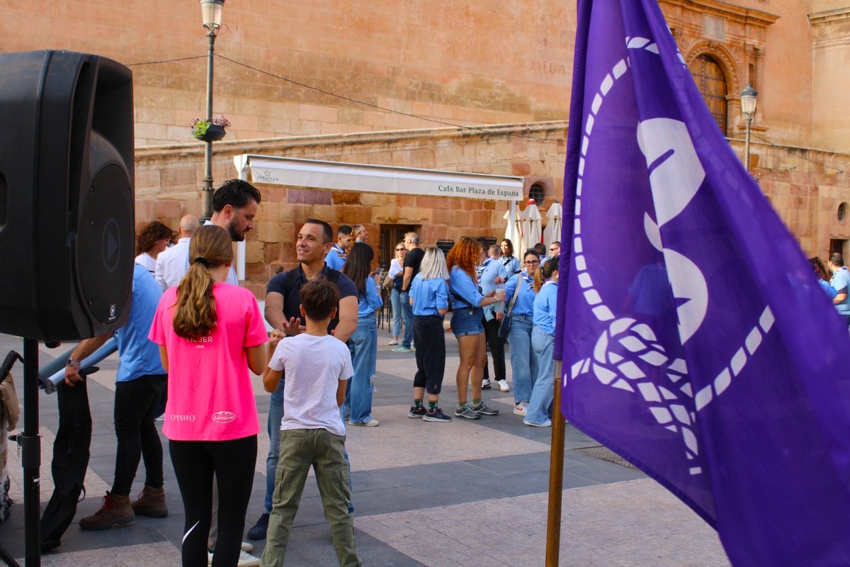 ⚜️ La Plaza de España ha acogido en la tarde de este domingo la inauguración de la nueva Ronda Solar 2025/2026 del 'Grupo Scout Ciudad del Sol 108. Asde de Lorca'. En el acto, al que ha acudido el concejal de Talento Joven, Antonio David Sánchez, y el coordinador del Grupo Scout