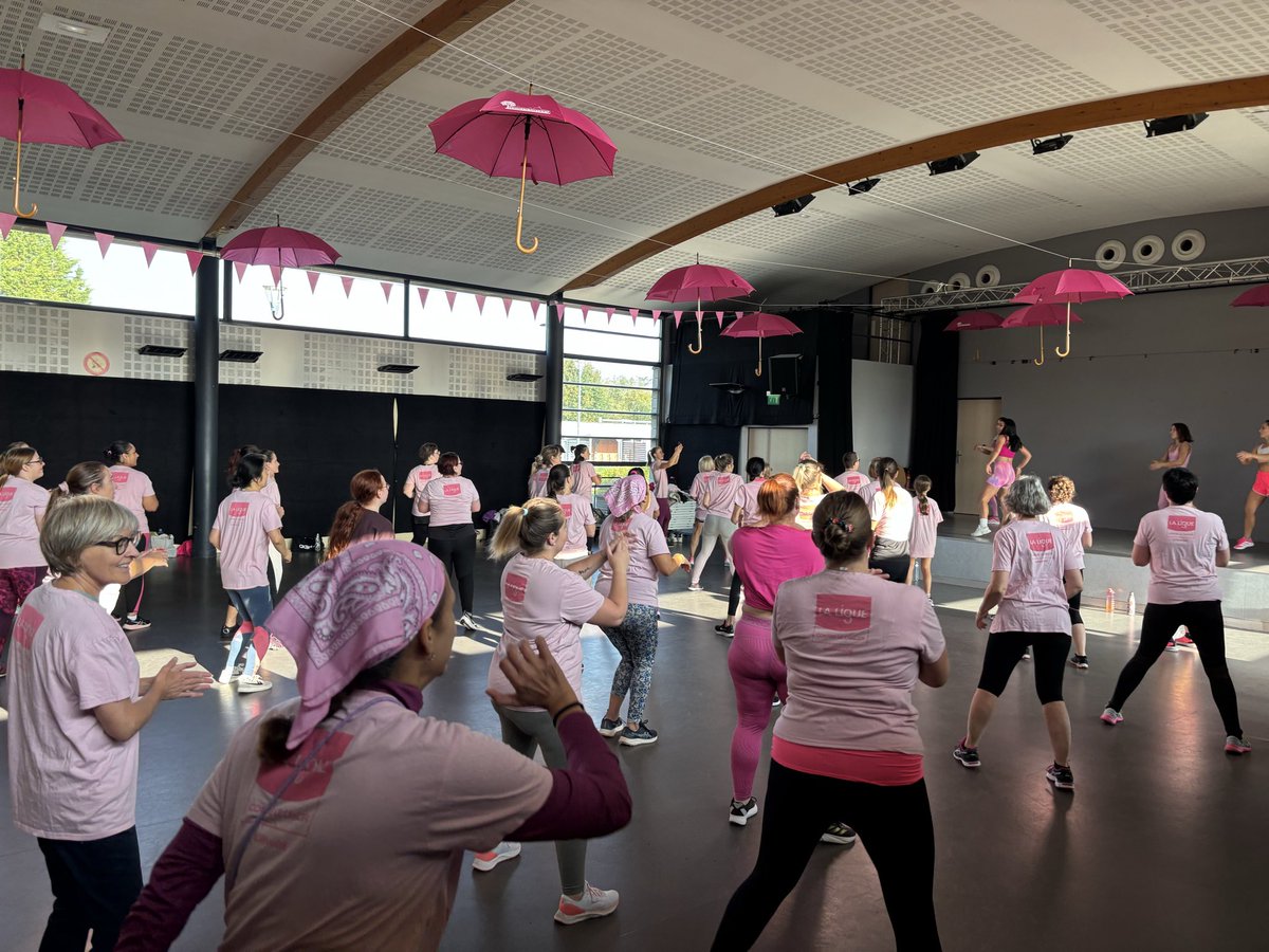 De la Zumba, des sourires et beaucoup de cœur 💗
À Saint-Contest, 550 € récoltés pour la Ligue contre le cancer !
Aux côtes de Marie-Christine QUERTIER, Conseillère Départementale du <a href="/CalvadosDep/">( parti sur Bluesky) Calvados Département🍏🌊</a>. 
Bravo à tous pour ce bel élan solidaire 🎀
#OctobreRose #ZumbaRose #SaintContest