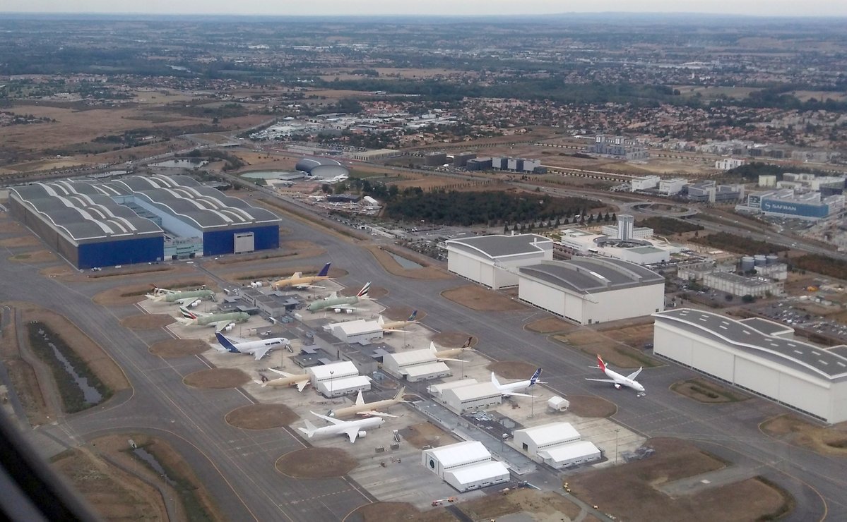 Bonne nouvelle passée inaperçue cette semaine : Airbus agrandit ses usines toulousaines. 
18 hectares de surfaces nouvelles pour augmenter la production.

Petit miracle sachant le boulet fiscal (impôt de prod) et social (charges sur travail qualifié) que se traîne l'industrie 🇫🇷