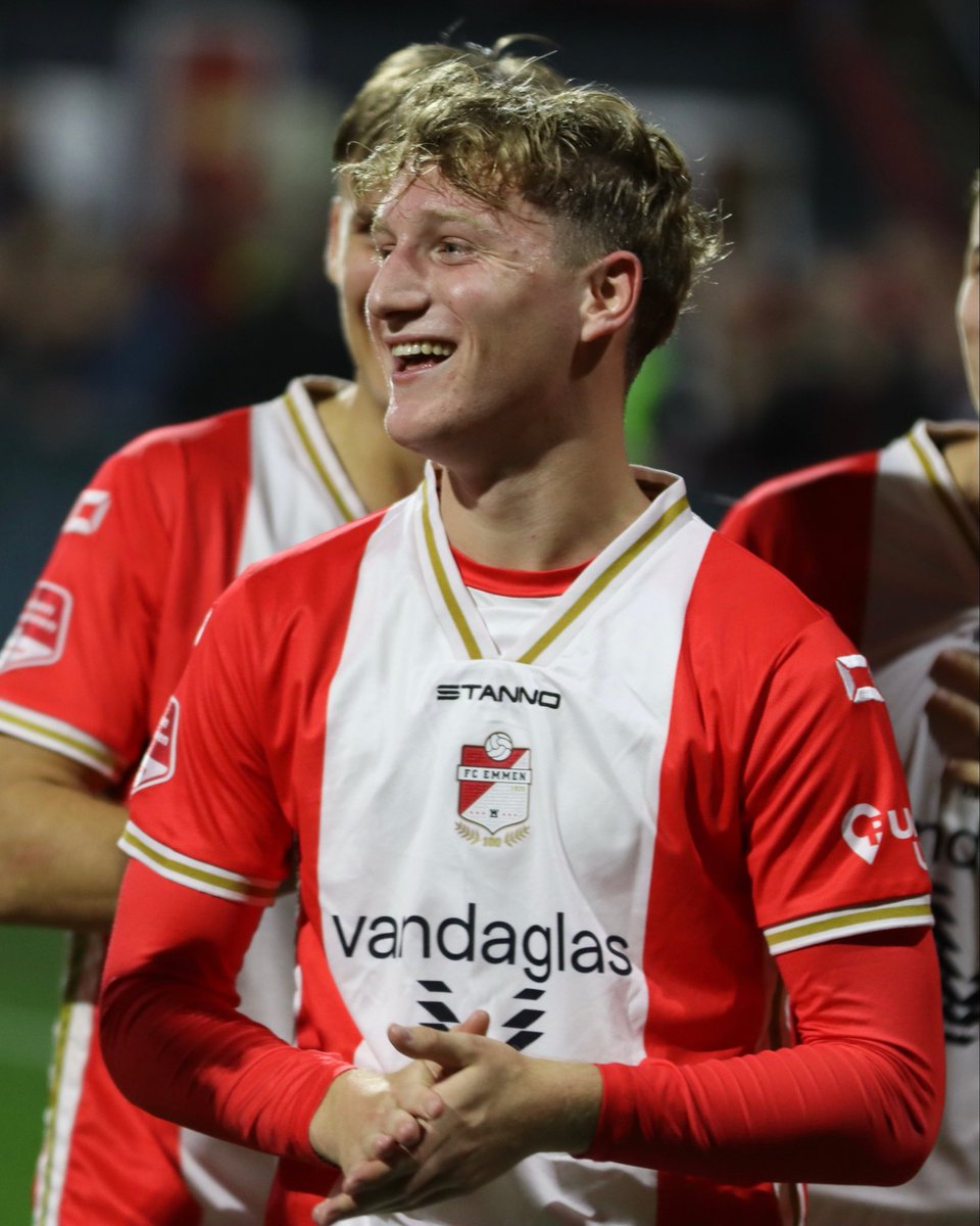 𝐃𝐞𝐛𝐮𝐮𝐭 voor 𝐃𝐢𝐦! 🤩

Wat een mooie avond voor Dim Otten. De 19-jarige middenvelder maakte vrijdagavond zijn officiële debuut in het eerste elftal van FC Emmen!

#HIERKOMIKWEG
