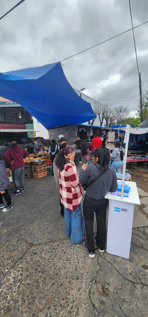 Domingo recorriendo las ferias de San Martín junto al intendente <a href="/fmoreiraok/">Fernando Moreira</a> . En este caso la feria de Zagala/Loyola.
Instalamos el stand para explicar a los vecinos cómo es el nuevo sistema de votación