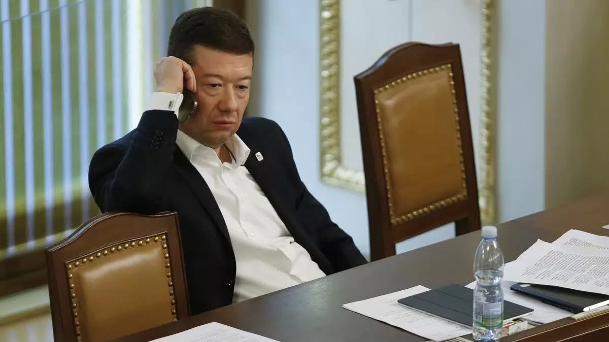 😁

"Zdrastvujtě! To je Kreml? Můžete mě přepojit na Vladimíra Vladimíroviče?"
"A vy jste kdo"
"Tomio Okamura"
"Průmyslník z Japonska?"
"Ne, z Prahy, mám cestovku pro plyšáky."
"Aha, a co byste potřeboval?"
"Slíbil jsem lidem plyn za polovic!"
"A to chcete zařídit jak?"
"Přijedu