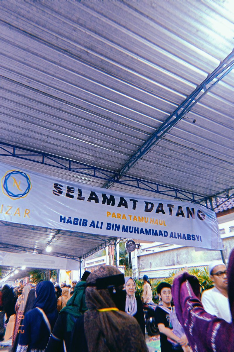 Alhamdulillah tahun ini ditakdirin jadi tamunya habib ali.
ببركة الحبيب على بن محمد بن حسين الحبشي صاحب المولد سمط الدرر قبول كل حاجاتنا و حاجات جميع المسلمين. آمين يا رب 🤲🤲🤲