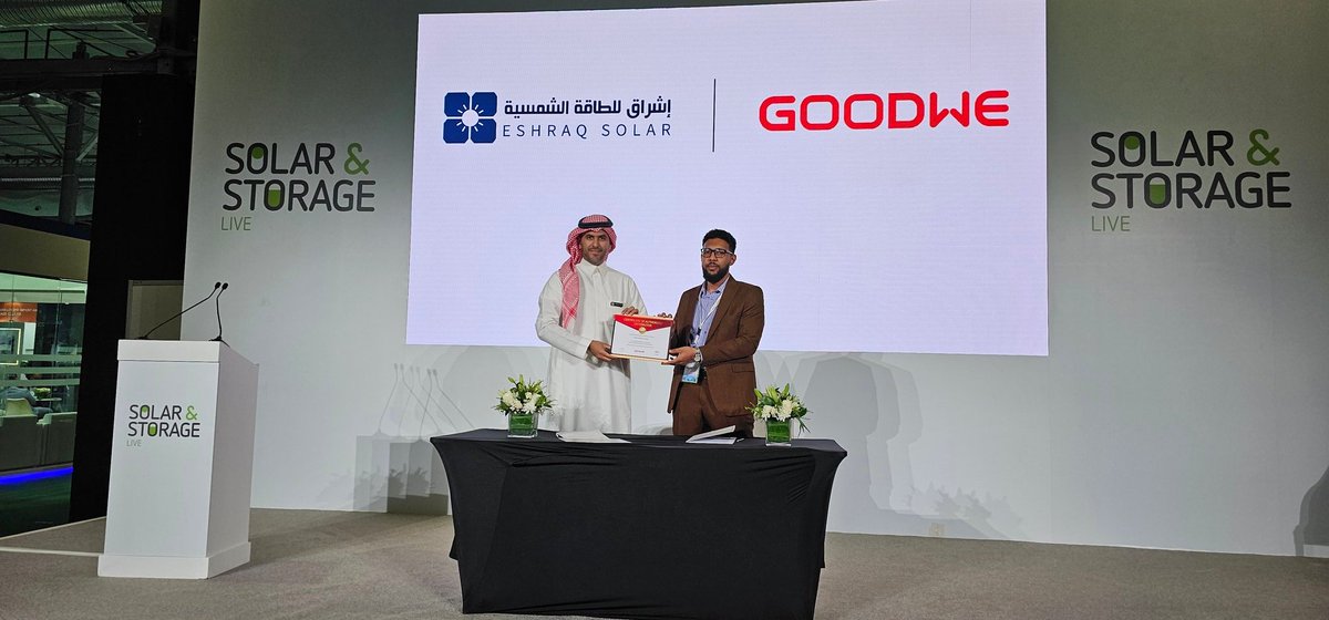 seshraq's tweet photo. 🔆 خلال مشاركتها في معرض Solar & Storage Live 
 بالرياض:
إشراق للطاقة الشمسية توقّع اتفاقية تعاون مع شركة @GoodWePower العالمية، بهدف تعزيز الشراكة في مجال أنظمة الطاقة الشمسية وتوسيع نطاق الحلول المبتكرة في السوق السعودي.

تأتي هذه الخطوة امتدادًا لجهود إشراق في بناء شراكات استراتيجية مع أبرز الشركات العالمية، بما يسهم في دعم التحول نحو الطاقة النظيفة والمستدامة.