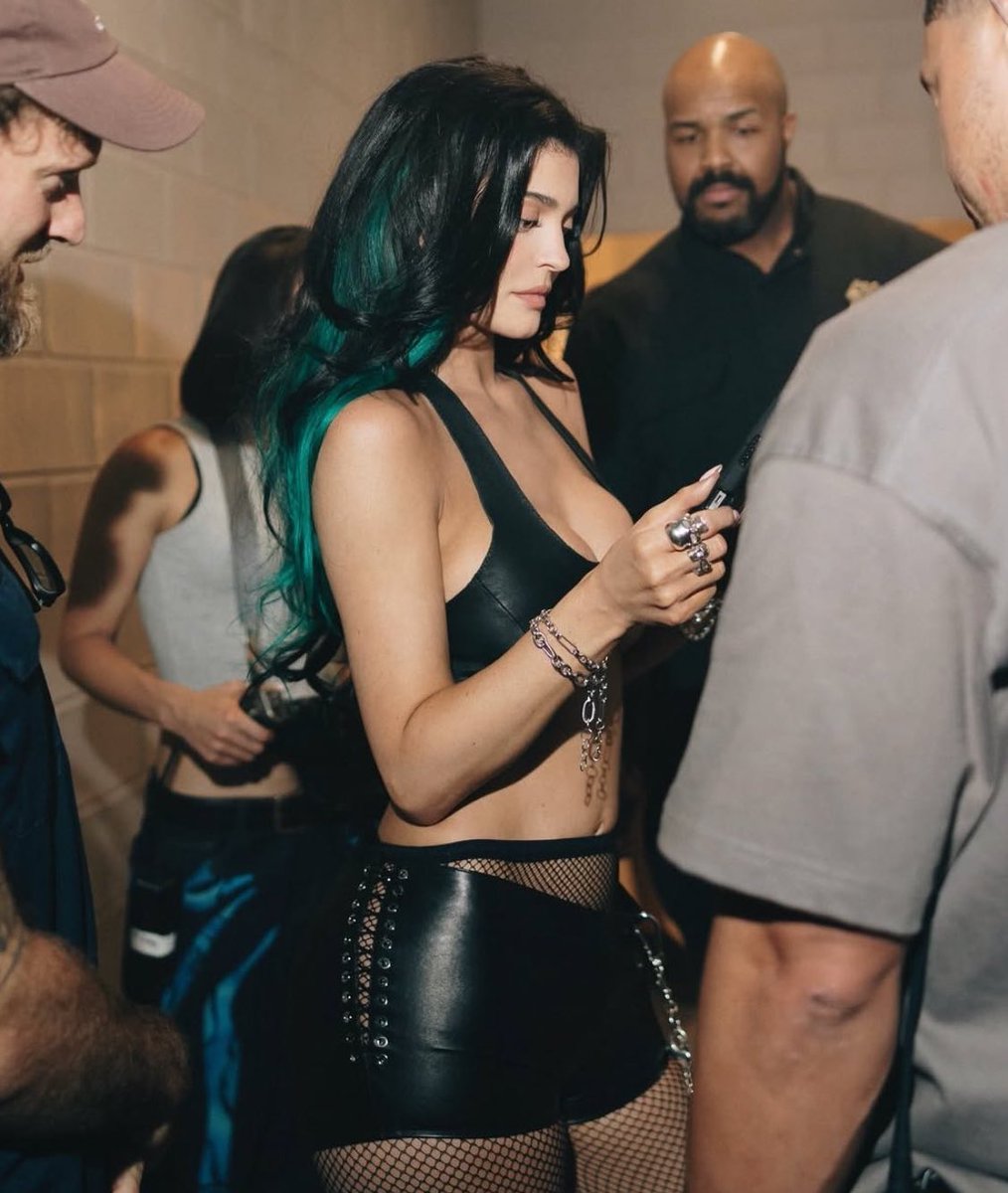 KING KYLIE IS BACK
it feels like 2016 all over again
