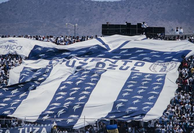 CharliePM10's tweet photo. Qué tiempos aquellos cuando los @Tuzos jugaban a las 12 del día en #Pachuca… Sol, 30 grados, tribunas llenas, ambiente de fiesta y equipos rivales que sufrían el clima y la altura.

Hoy se extraña esa identidad, ese calor humano y esa pasión que hacía del Huracán un infierno para cualquiera.