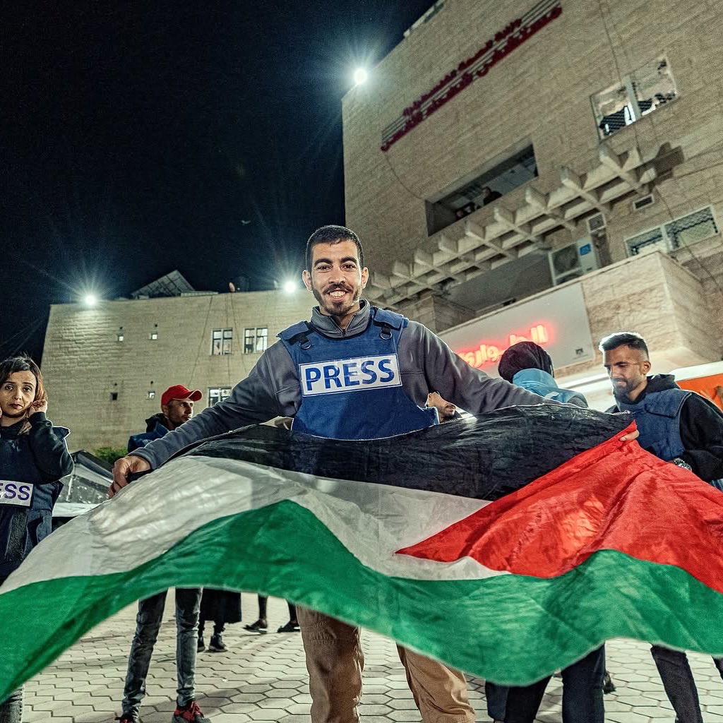 Saleh Al-Jafarawi, novinar iz Gaze, preživio je gotovo dvije godine ekstremnog terora, zračnih napada, blokada i besprizorne patnje. Snimao je ratne scene, bolnice u ruševinama, građane bez nade — činilo se da ništa ne može ugasiti njegov glas.

Kada je potpisano primirje, svijet