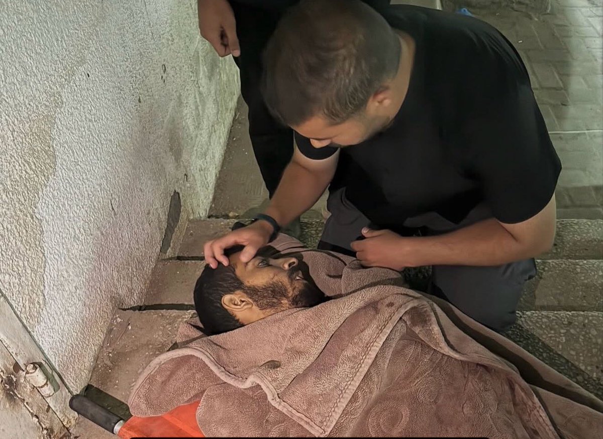 gazanotice's tweet image. 🚨 BREAKING: The body of Palestinian journalist Saleh al-Ja’frawi has just arrived at Al-Ma’ndani Hospital in Gaza.

Al-Ja’frawi was recently confirmed killed after receiving prior Israeli threats targeting journalists who exposed the army’s crimes during the war.