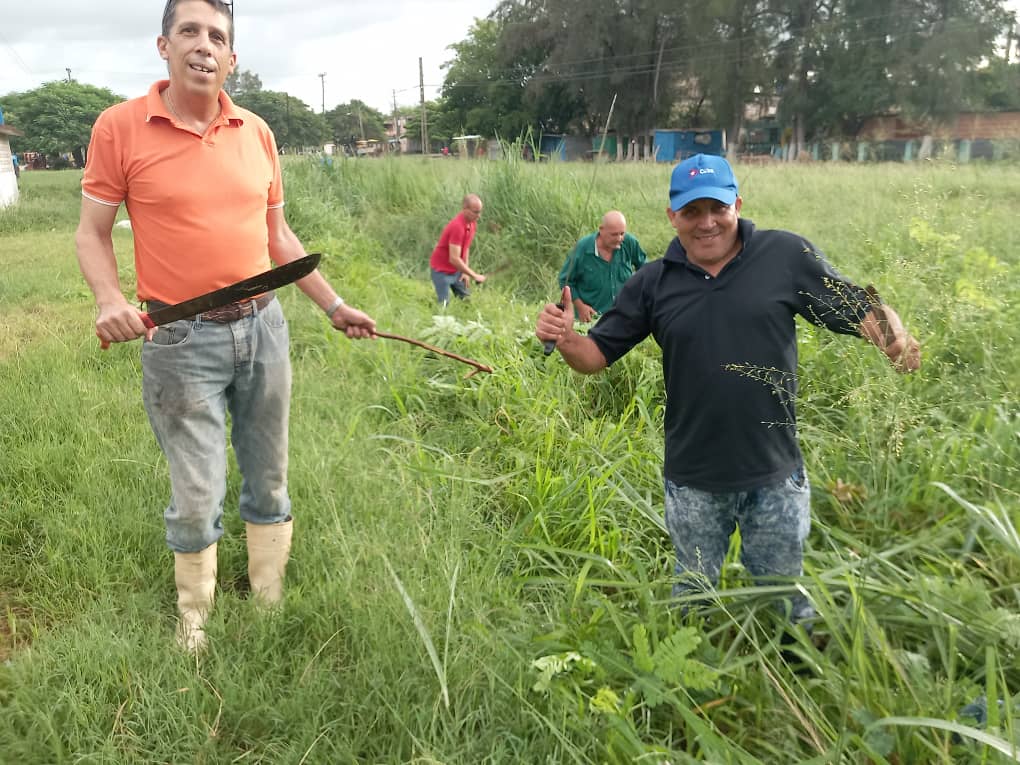 LauraMaria1975's tweet photo. 🇨🇺 Participa Economía y Planificación #CiegoDeAvila en labor de higienización en el Consejo Popular Alfredo Gutiérrez Lugones
#UnidosXCuba https://t.co/AVVXw8W6aH
