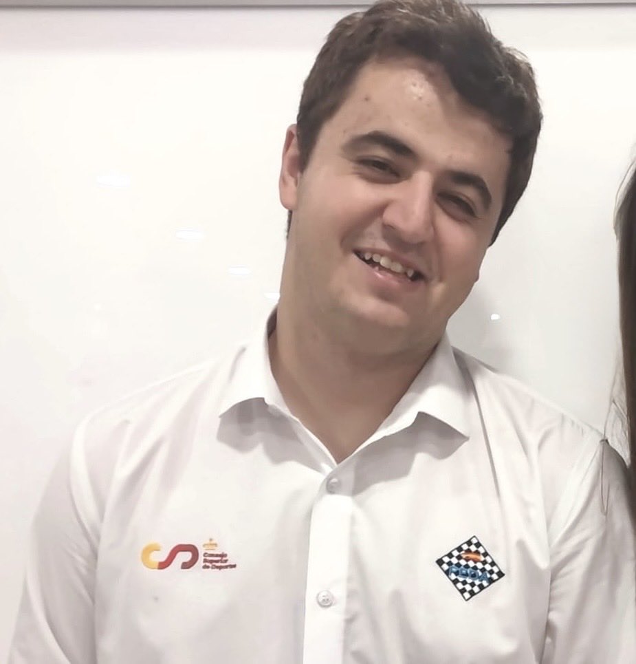 Jornada con muchas alternativas en las partidas de los encuentros de España que finalmente acabaron en sendos empates frente a Armenia en open y a Francia en chicas. Jaime Santos , Sabrina Vega y Ana Matnadze lograron las victorias españolas.⁦<a href="/AjedrezEspanola/">FederacionEspañolaAjedrez</a>⁩
