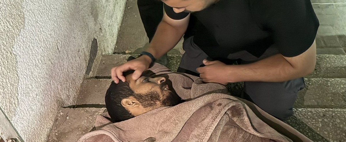 الشهيد صالح الجعفراوي .. مخضب بدماء الوفاء لوطنه 
لم يكل ولم يمل من تغطية جرائم الكيان على غزة , عمل تحت الغارات وبين القذائف ووسط الركام .. مؤمناً بالله وبقضيته ووطنه .. شجاعاً شهماً 
إنساناً , حزن للمآسي وبكى للوجع وابتسم للفرح والانتصارات .. 
شعرنا بفرحته بوقف اطلاق النار ..