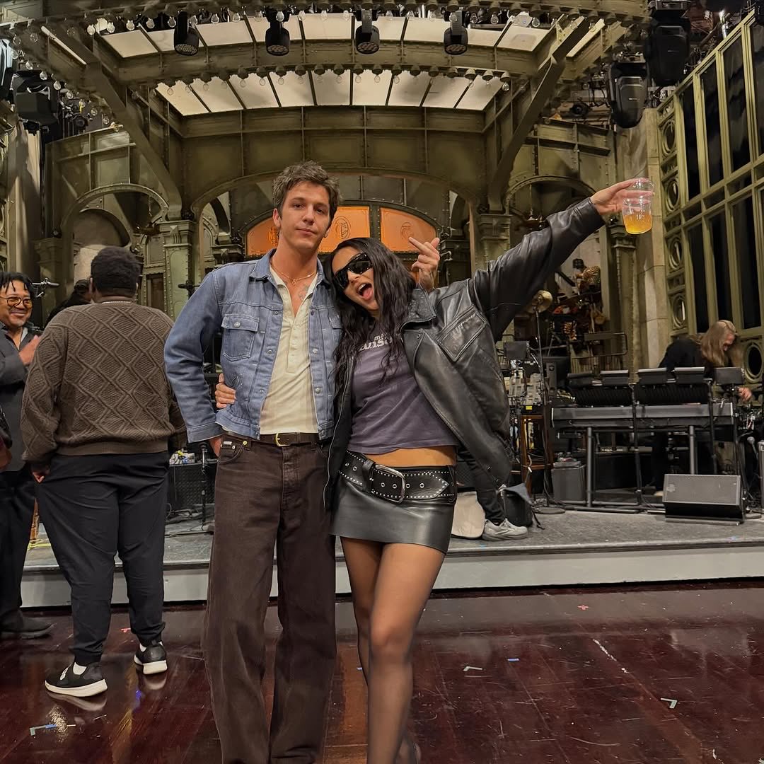 RoleModelBRx's tweet image. Role Model e Charli XCX no SNL! 💛