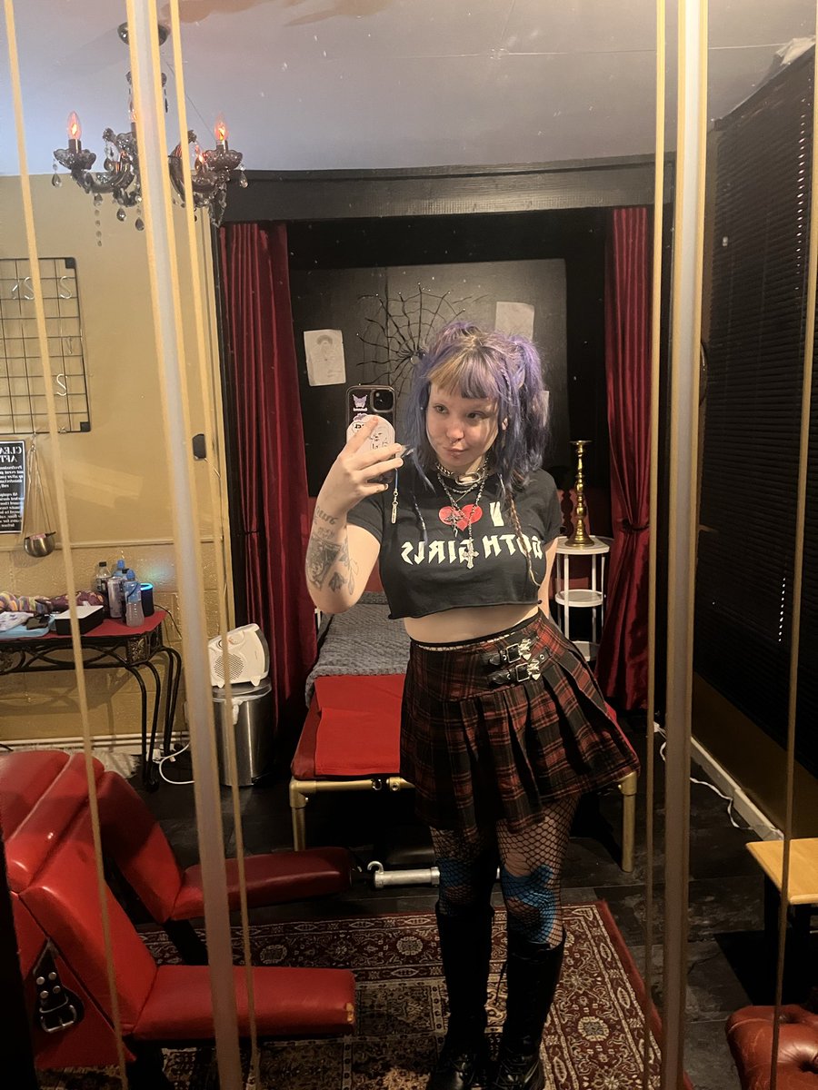 I have some availability opened up in Manchester this Wednesday 15th! 

From 1pm 

I want it silly, sexy, messy, spooky and sadistic. 😈