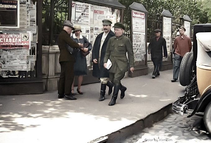 Можете себе такое представить, что путин спокойно идет без охраны по улицам Москвы? А вот терран это мог делать легко.