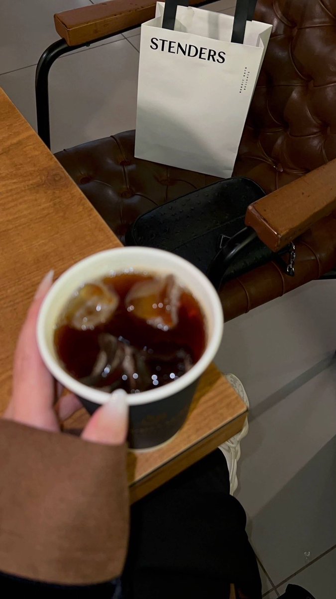 كوب قهوه بعنوان ..
معك السوالف تبطي ولا أملها 🤎