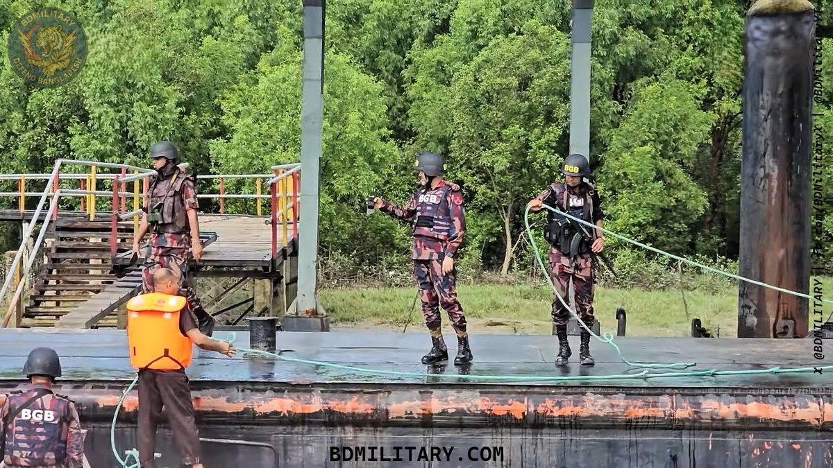 BDMILITARY's tweet image. Border Guard Bangladesh (BGB) forces ramp up patrols along Myanmar border. Heavy reinforcements, anti-bunker,  watercraft, UAV patrols in place after intensive fighting reported across border between Arakan Army (AA) rebels and Rohingya groups.

#BDMilitary #BorderSecurity…
