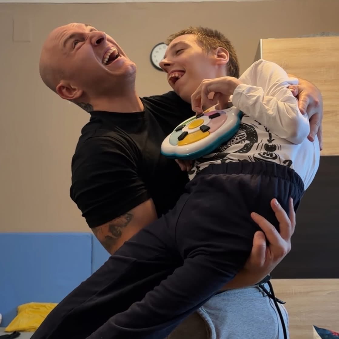 Jest taki chłopak, którego strasznie podziwiam.
Nie celebryta, nie polityk.
Zwykły chłopak, który codziennie robi coś niezwykłego. Proszę o RT🙏

Mrozzo -  starszy brat, który od lat opiekuje się swoim młodszym, niepełnosprawnym bratem Igorem.
Igor ma mózgowe porażenie dziecięce,