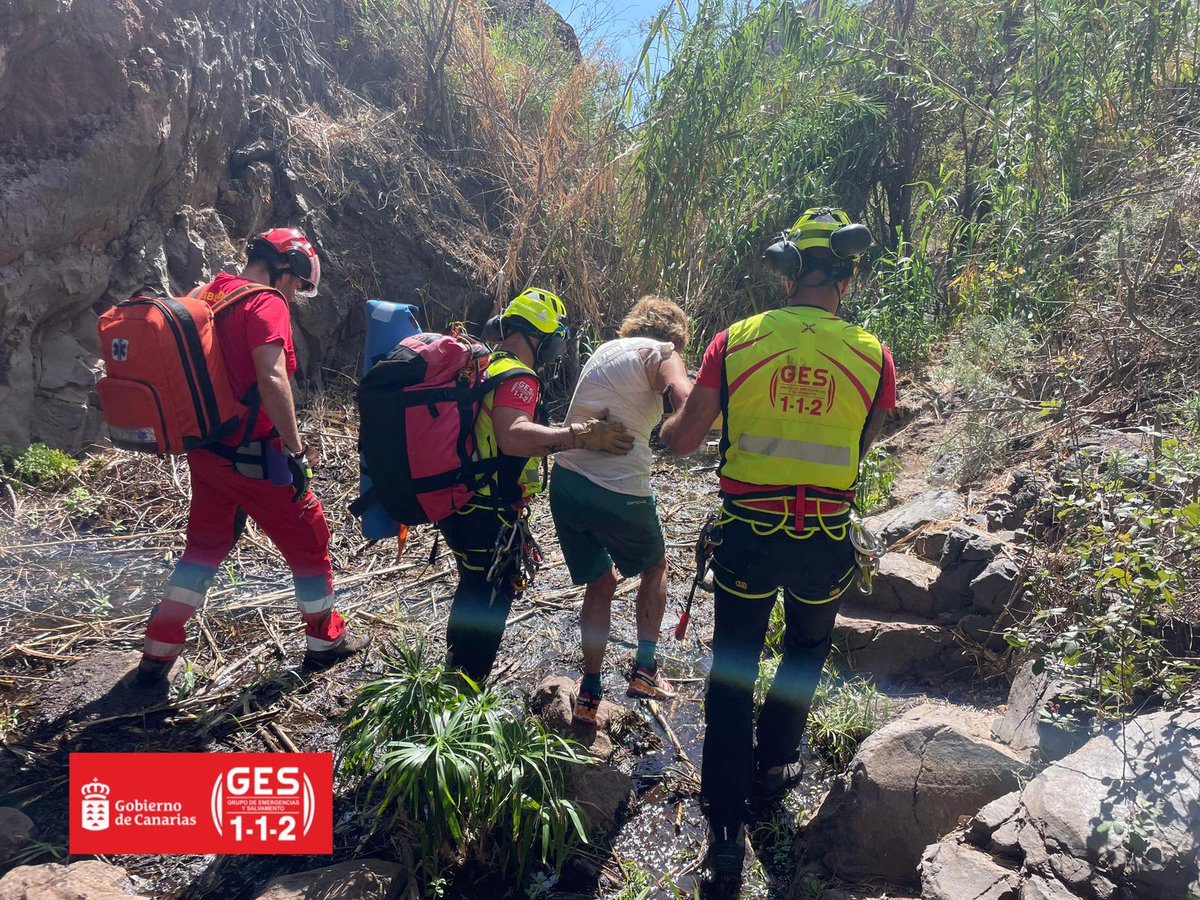El helicóptero del #GES rescató esta tarde a una mujer que sufrió una caída en un sendero en la zona del Barranco de Arure, en Vallehermoso #LaGomera 

➡️Colaboraron <a href="/bomberosvolvgr/">B.V. Valle Gran Rey</a> y el #SUC se encargó de su asistencia y traslado al hospital
➡️www3.gobiernodecanarias.org/noticias/el-he…