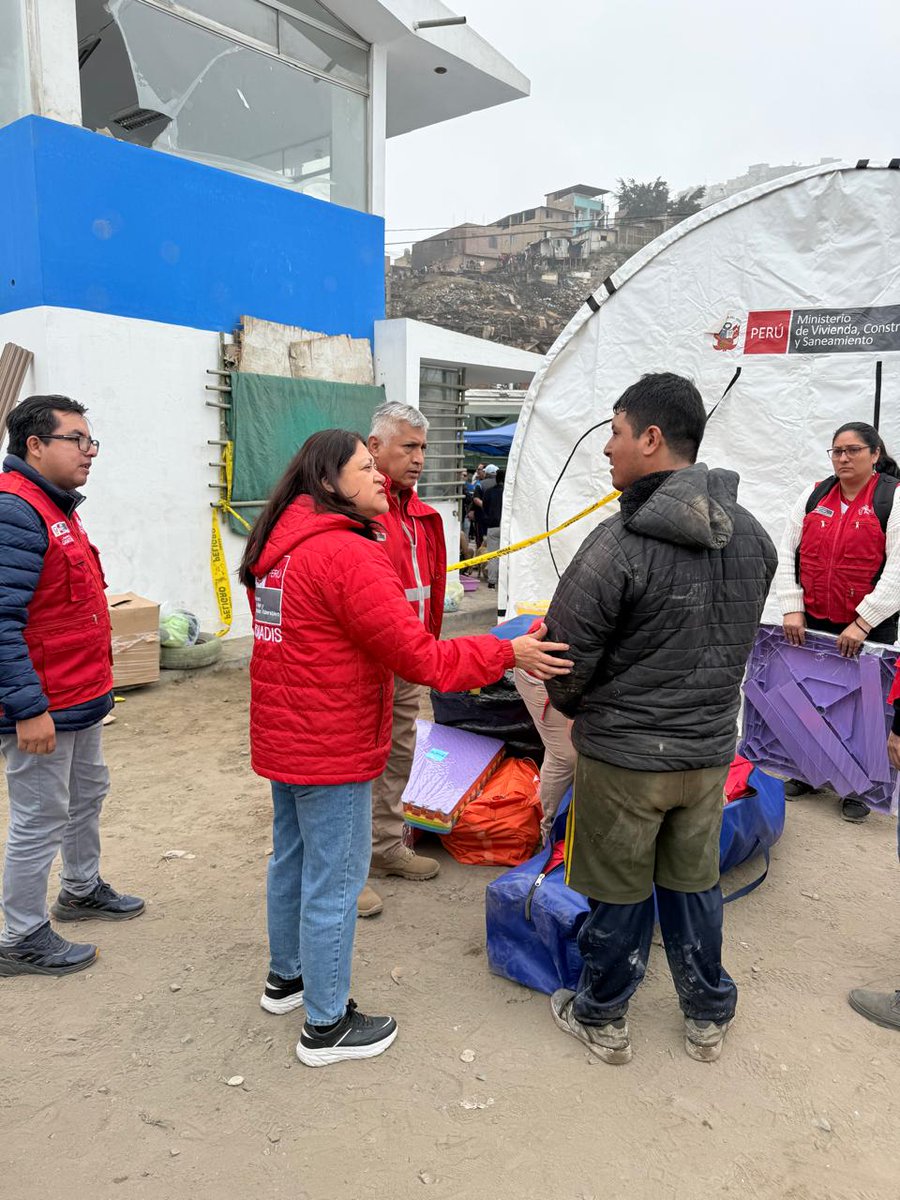 MimpConadis's tweet image. #Pamplona | Ante el lamentable incendio ocurrido en San Juan de Miraflores, el @MimpPeru, a través del #Conadis, se encuentra en la zona afectada brindando soporte legal y social a personas con discapacidad mediante gestores de la Red Alivia Perú.