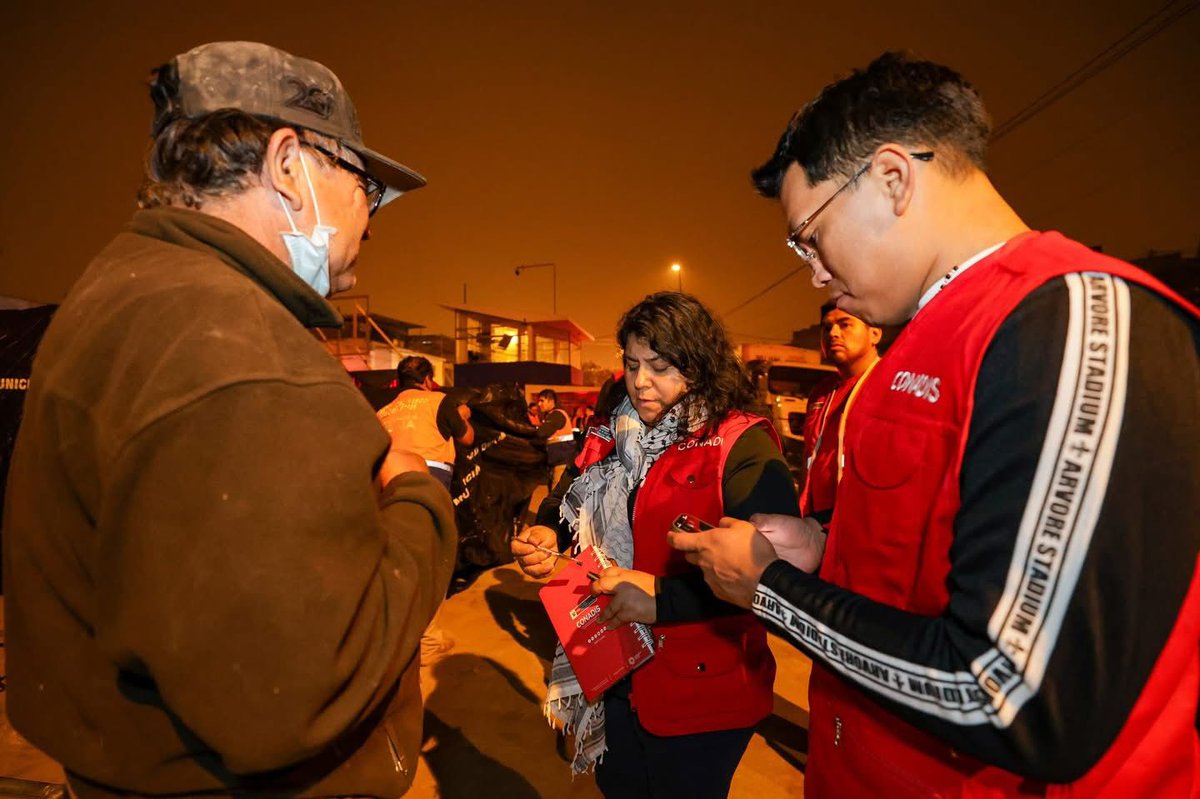 MimpConadis's tweet image. #Pamplona | Ante el lamentable incendio ocurrido en San Juan de Miraflores, el @MimpPeru, a través del #Conadis, se encuentra en la zona afectada brindando soporte legal y social a personas con discapacidad mediante gestores de la Red Alivia Perú.