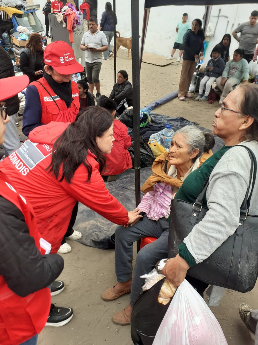 MimpConadis's tweet image. #Pamplona | Ante el lamentable incendio ocurrido en San Juan de Miraflores, el @MimpPeru, a través del #Conadis, se encuentra en la zona afectada brindando soporte legal y social a personas con discapacidad mediante gestores de la Red Alivia Perú.