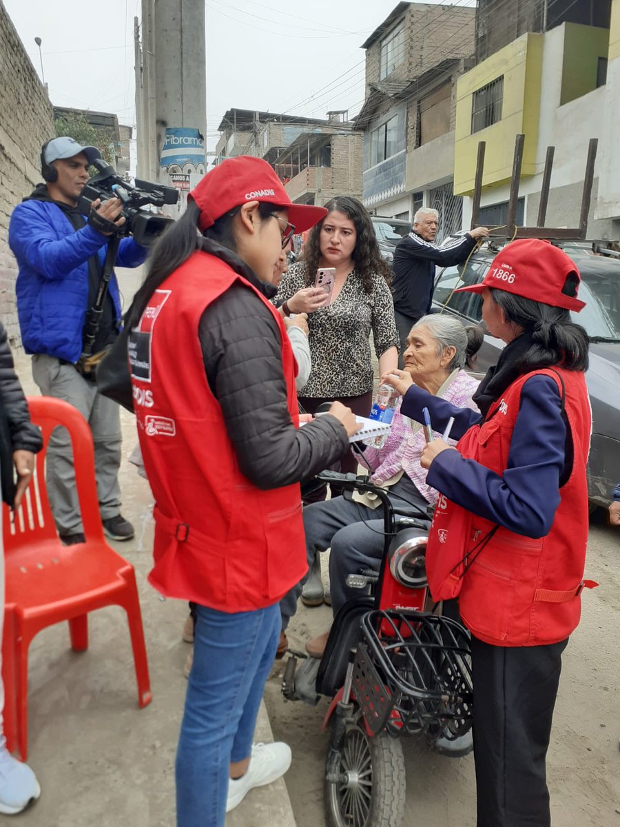 MimpConadis's tweet image. #Pamplona | Ante el lamentable incendio ocurrido en San Juan de Miraflores, el @MimpPeru, a través del #Conadis, se encuentra en la zona afectada brindando soporte legal y social a personas con discapacidad mediante gestores de la Red Alivia Perú.