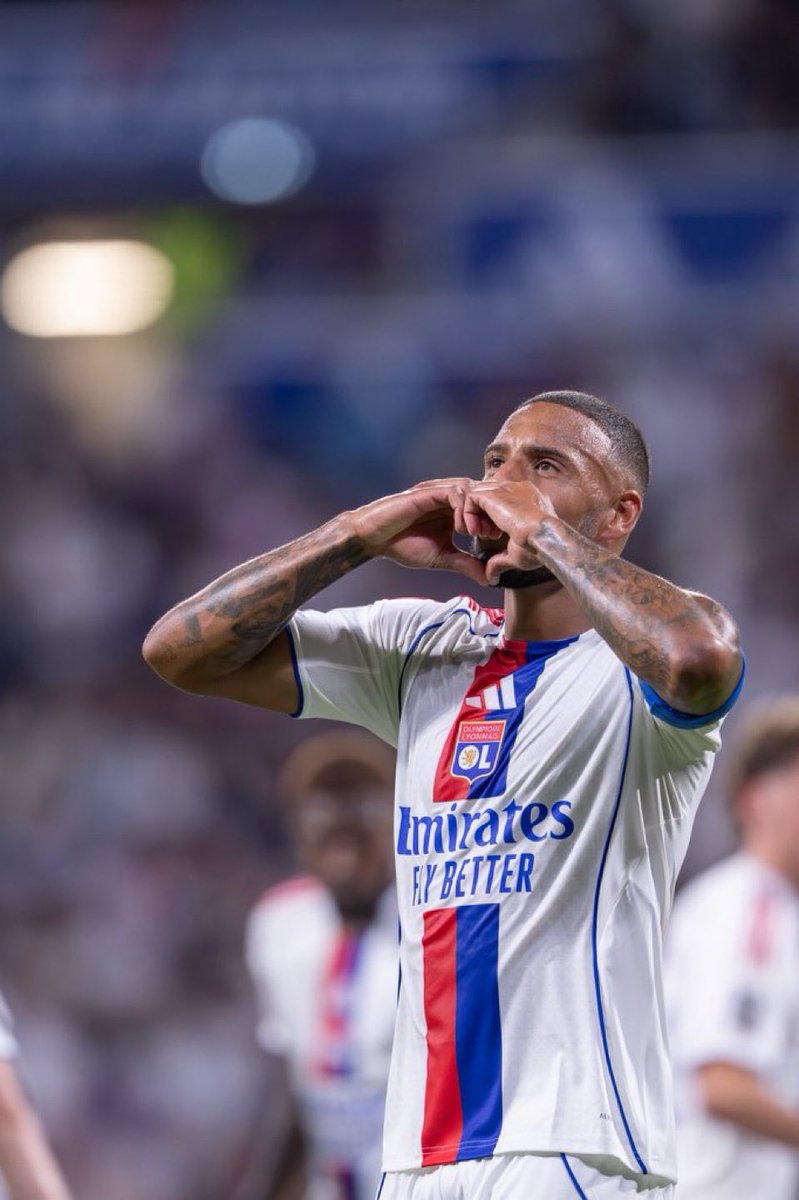 Vous savez quel joueur m’a le plus impressionné ces dernières saisons ? 🤔

Les images parlent d’elles-mêmes : 
Monsieur Corentin Tolisso.

Son évolution est tout simplement incroyable. 
Prenez un instant pour faire un retour en arrière et repensez au Tolisso de la première image