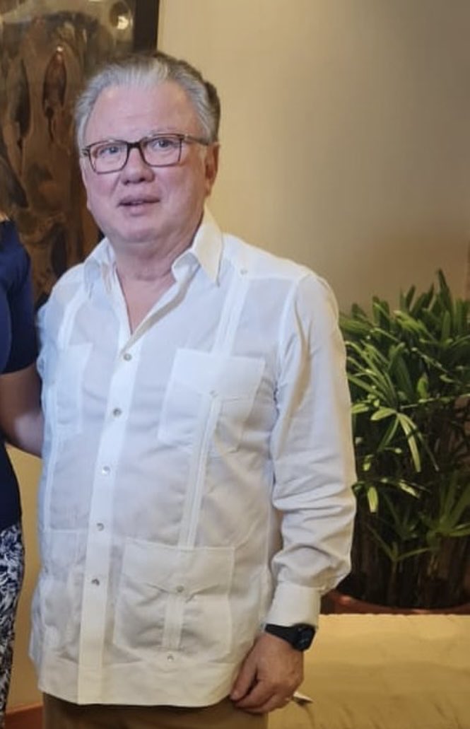 EcuadorPlay's tweet photo. Fuentes judiciales señalan que Galo Martínez Leisker, presidente ejecutivo de los diarios Expreso y Extra, habría sido convocado por la Fiscalía General del Estado para rendir su versión el 28 de octubre, dentro de una investigación previa por presunto lavado de activos.

De acuerdo con la información que circula, el caso incluiría la revisión de supuestas operaciones financieras en las que se habría involucrado a canillitas. Hasta el momento, no existe pronunciamiento oficial por parte de Martínez ni confirmación pública de la Fiscalía sobre el avance del proceso.