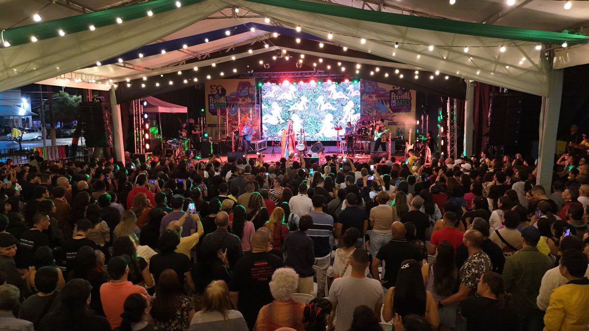 AlcaldiaPalmira's tweet photo. El Festival Internacional de Arte Ricardo Nieto con la presencia de @aterciopelados y @Superlitio fue todo un espectáculo multitudinario y sensacional #PalmiraSeTransforma https://t.co/720v7egpbm