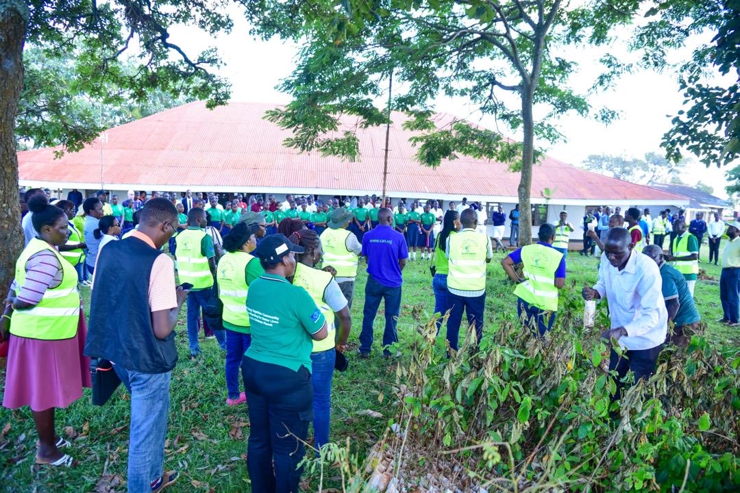 RGabdho's tweet image. Uganda’s youth aren’t just talking climate action,they’re leading it. At Busoga College Mwiri, students planted trees through the #RunningOutOfTrees campaign, showing what’s possible when young people take the lead. At RGF, we back youth-led change. 
#Thefutureisgreen.
