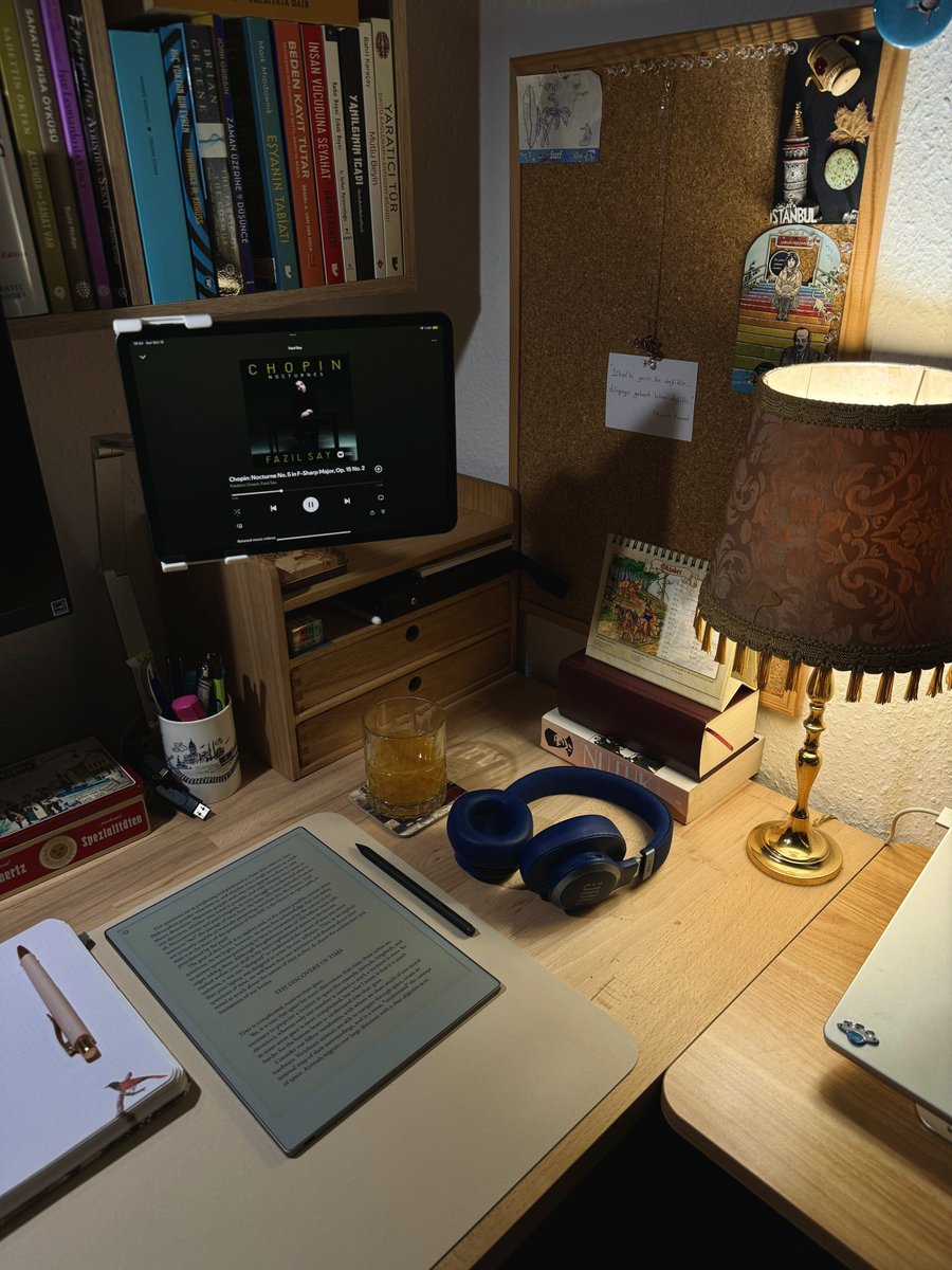 gezenhikayeci's tweet image. Öğrenmek zamanı, gün bitimi masana çekilip yeni şeyleri, güzel bir müzik eşliğinde.