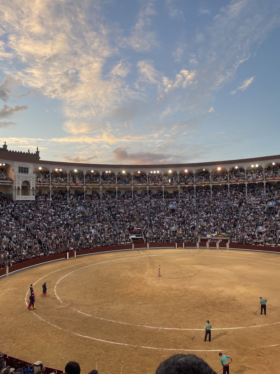 Morante cortándose la coleta en el centro del ruedo de Madrid. 12 de octubre de 2025.