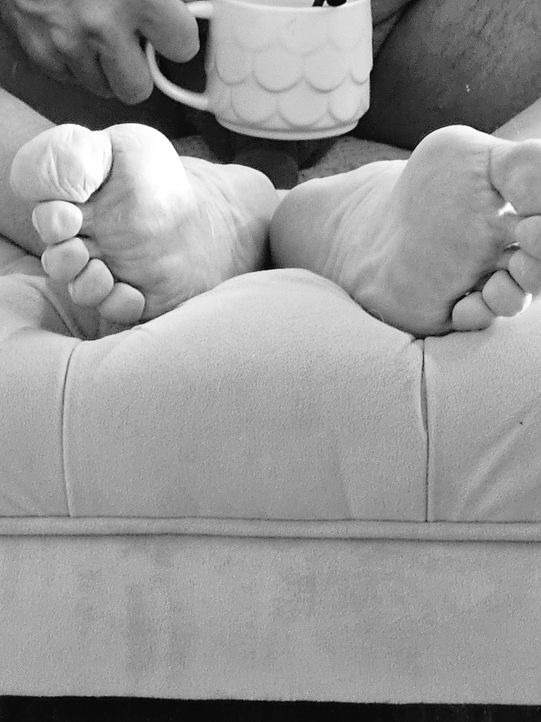 KingMarcosXX's tweet photo. Morning coffee, feet up, and waiting for my good boys to tribute. Start your day the right way...LIKE and repost!!
#FindomMorning
#WorshipWhileIWake
#kingLifestyle
#FootFetishSunday https://t.co/FZMtI9uXTx