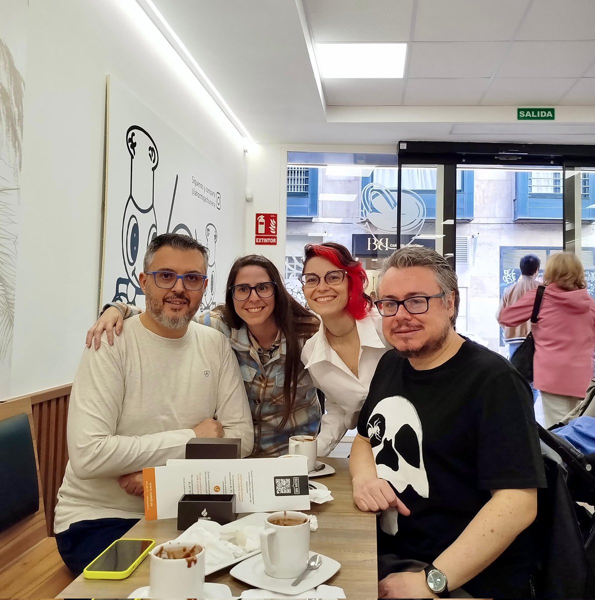 Desayuno culipardo con un humorista podcaster, una psicóloga de cabecera y una poetisa que gana competiciones. Muy guay ☺️