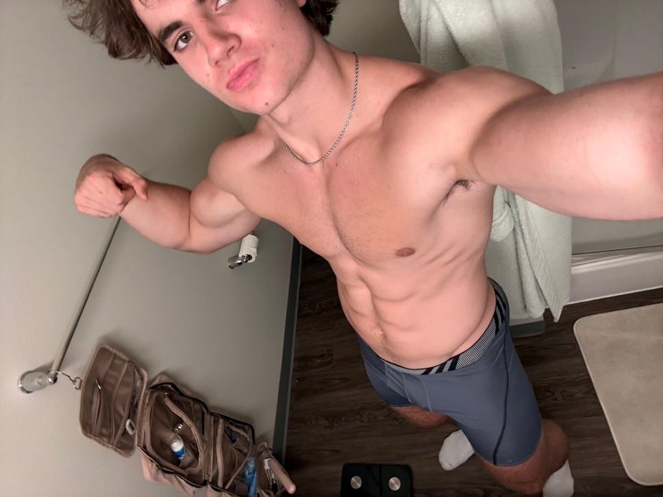 AlphaMusclewor's tweet image. Drain your wallet to this stud 😵‍💫

@MasterJames347
