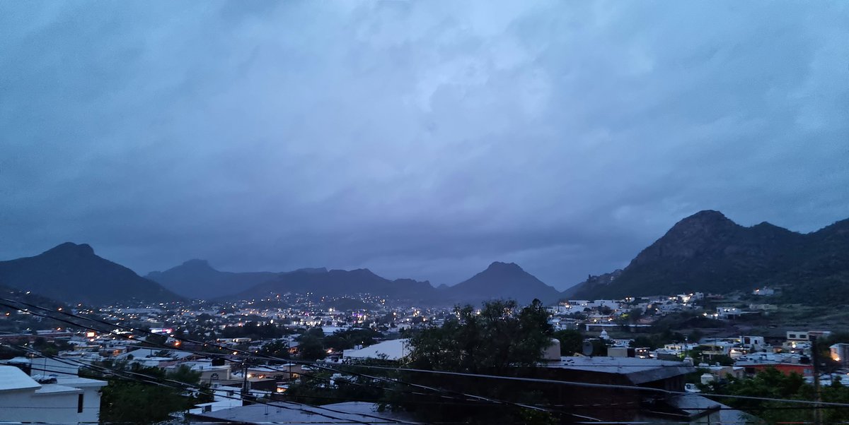 Amanece en #Guaymas. ☁️
#Domimgo #findesemana #TemporadaDeLluvias