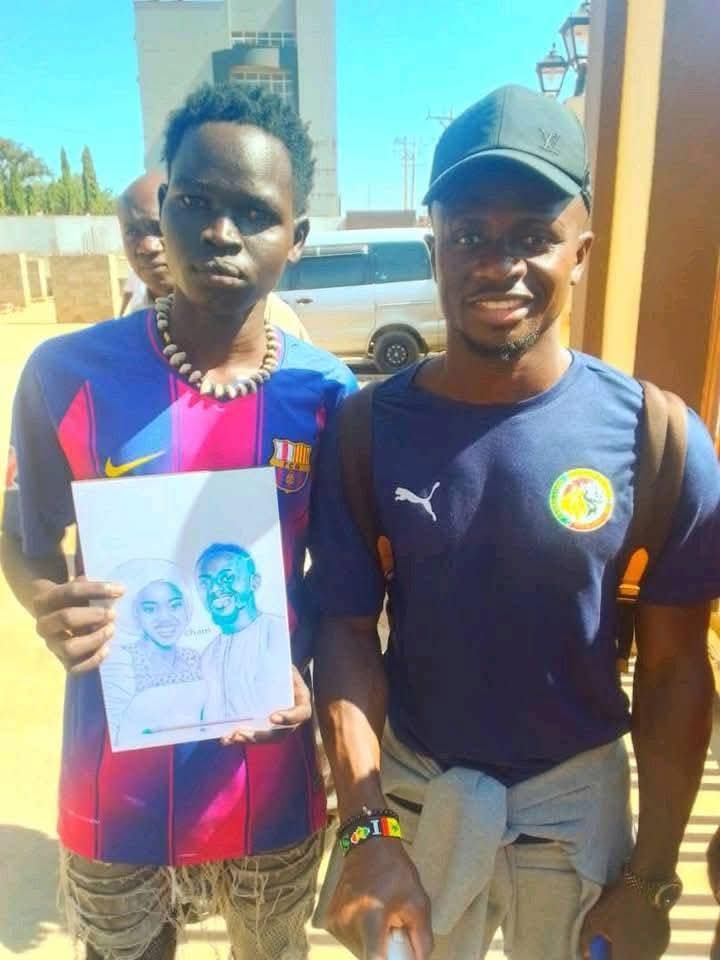 Rassoul__ly's tweet image. Le Sud-Soudanais Cham Madio Kumliek a rencontré Sadio Mané et lui a offert un portrait dessiné à la main de la superstar sénégalaise et de sa femme. Son rêve de rencontrer Sadio Mané est devenu réalité 🇸🇸👏🏼🇸🇳