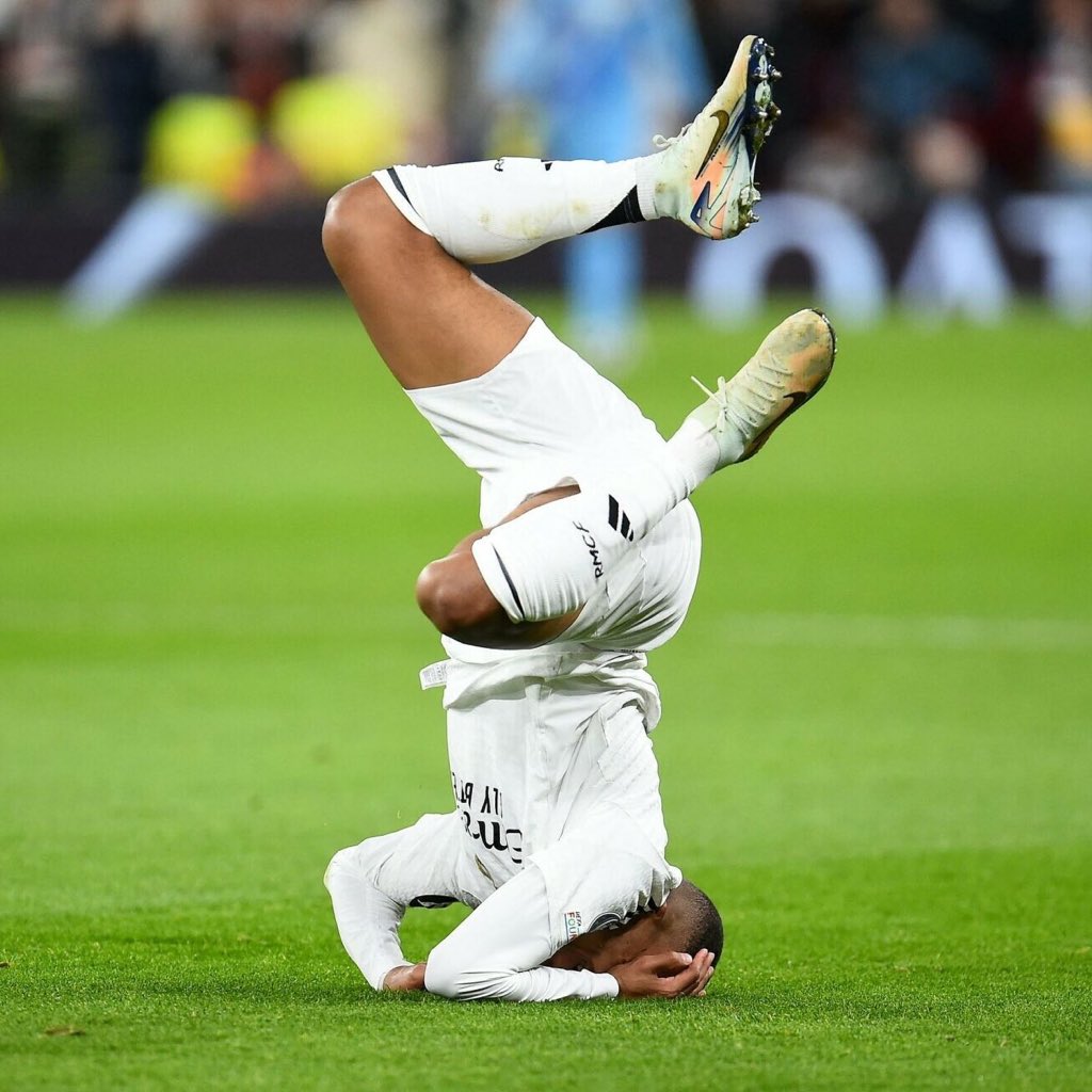 Cette photo de Mbappé a été prise quand il a voulu se relever comme Éder Militão. Mais sur ce réseau on veut nous faire croire qu’il a été bougé comme ça mdr