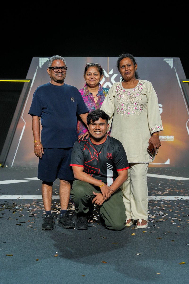 Every great team needs a steady hand behind them 💪 <a href="/SiehRant/">Nikhil 'Sieh' Bhansali</a> celebrates the win with his supportive family!