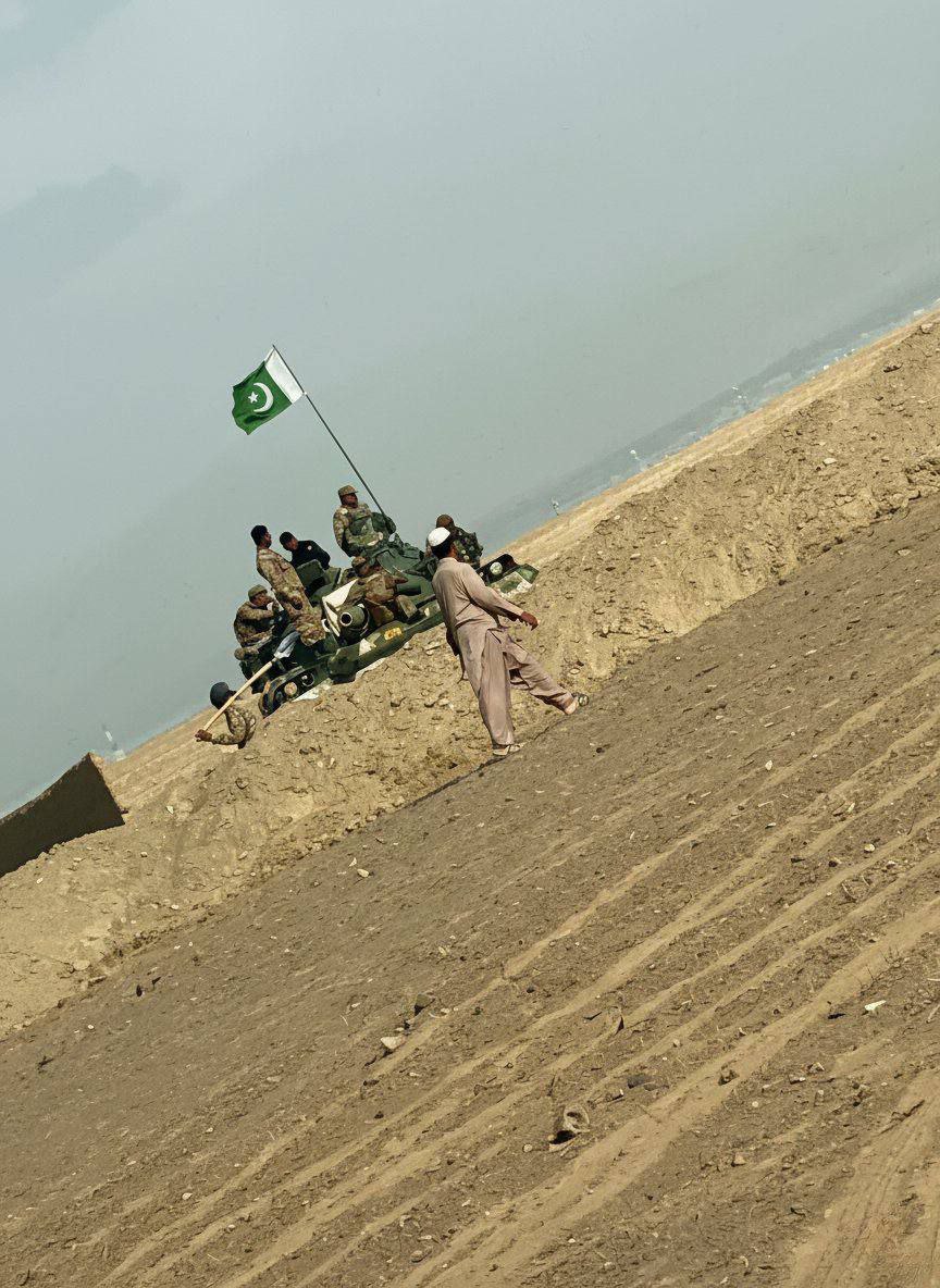 nidhisj2001's tweet photo. 🇵🇰 AAND forces with GRAVITY claiming they’ve captured Taliban posts, while most of those “posts” are just empty and barren land.
DGISPR IT cell recycling the same old Operation Sindoor script for damage control.
Same script, same lies, new embarrassment.
#Aandforce 🇵🇰 https://t.co/Po63Kd9pAC