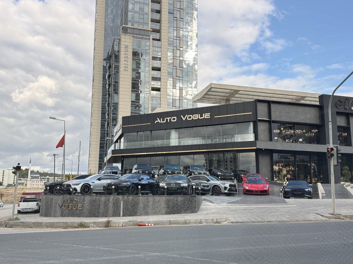 Buranın önünden geçerken iyi araba gördüğüm için mutlu oluyorum fakat sınıf kinim tetikleniyor…